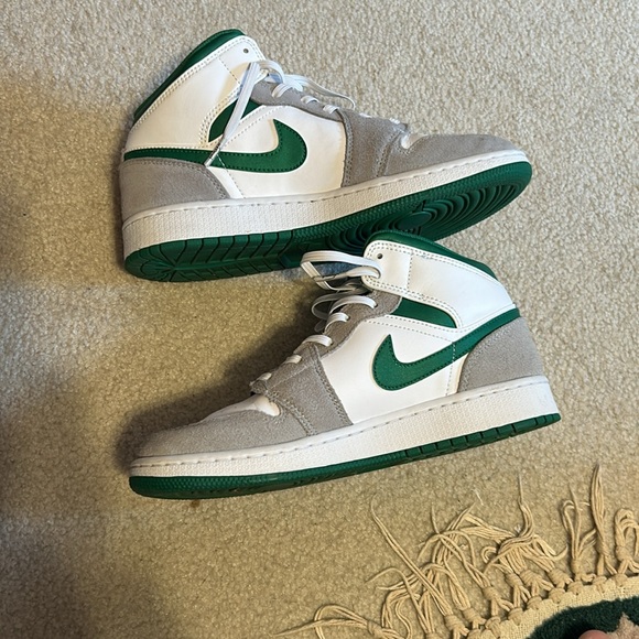 Air Jordan Tennis Shoes - Picture 2 of 6